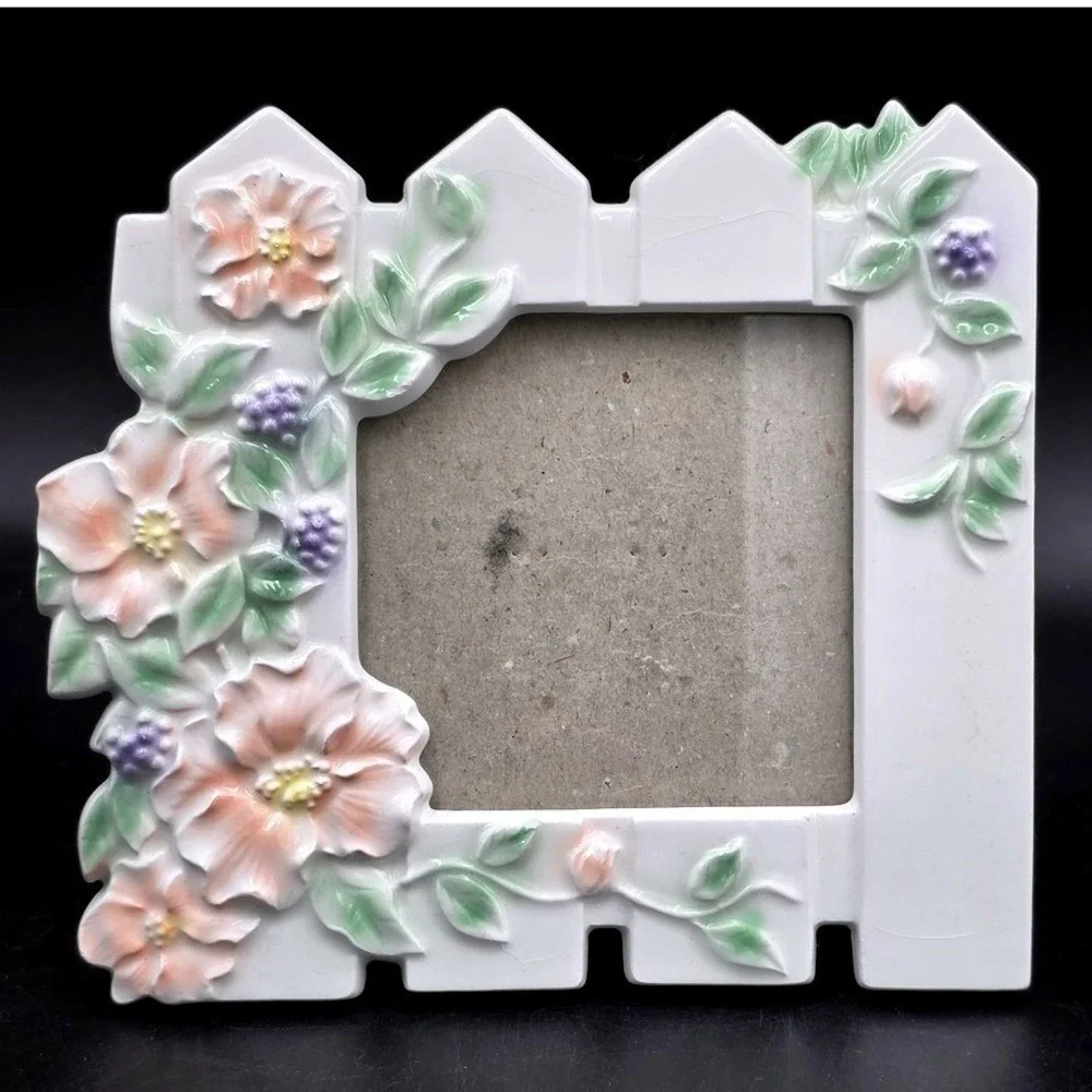 FETCO Vintage Ceramic Picket Fence Floral Picture Frame White Pink Flowers 5x5